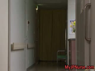 Akina прекрасний азіатська медсестра spreads її