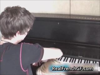 Mignonne français gf engulfing shlong près de piano