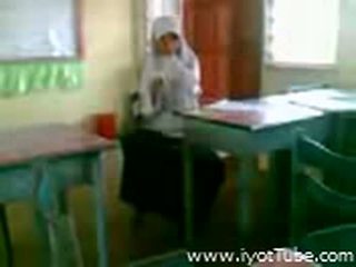 Wideo - malibog na classmate pinakita ang pepe sa klasa