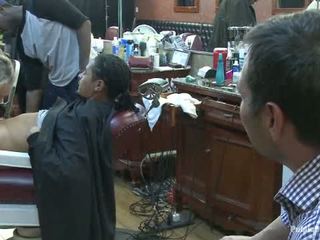 Kis barbershop a kurva egy borotválkozás és egy haircut two cicik