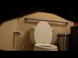 Geschoren fitness meisje betrapt op toilet! video-