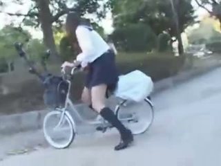 Japońskie dziewczyna ujeżdżanie a vibrating rower thru the miasto (public squirting)