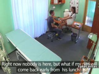Σέξι νοσοκόμα fucks γιατρός επί του γραφείο