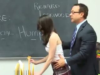 हॉर्नी टीचर fucks एक ब्यूटिफुल brunet