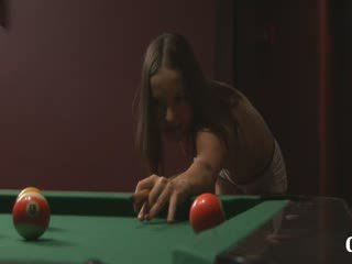 Panas billiards seks daripada kurus kering pasangan