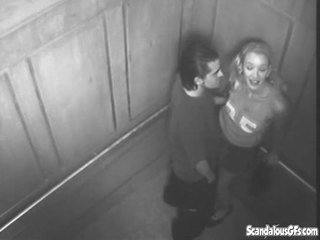 Секси време в на elevator gets заловени на камера