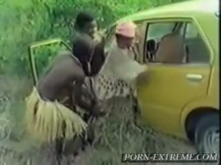 Africké dievča fucked podľa biele vták v les