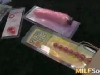 Super seksi milf eva karera uses sebuah penis buatan sebelum anal seks