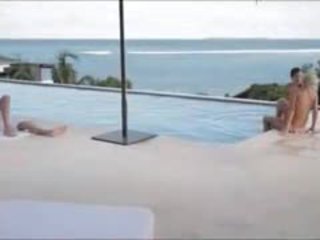 Elegant sexo a três por o piscina