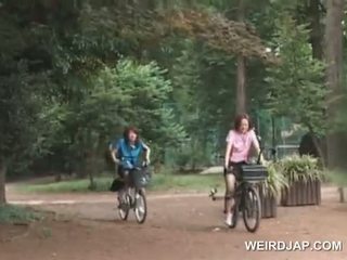 Asiatisk tenåring sweeties riding bikes med dildos i deres cunts