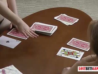 Two sexy milfs luaj një lojë i zhveshje blackjack