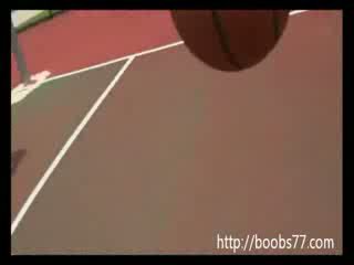 adorable chica Juggs out on basketball court