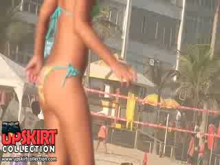 Den playful bikinin dolls med fantastisk och färsk bodies are having beach kul med den ball
