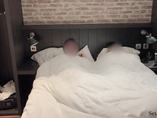 步 媽媽 和 步 兒子 共享 一 床 在 一 旅館: 英國的 隱 camera 色情