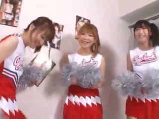 Tre i madh cica japoneze cheerleaders sharing kokosh