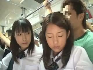 Two schoolgirls ledhatim në një autobuz