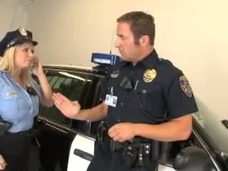 Dzimumloceklis izsalcis policists rachel mīlestība ir pricked par viņai patrol automašīna augšup viņai mitra kampiens
