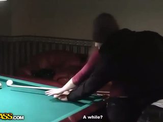 Ištvirkęs padavėja į billiards gets nuogas ir čiulpimas