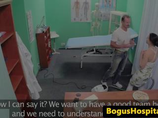 Dokter alat kemaluan wanita fucks cleaner sebelum perawat joins: gratis porno 11