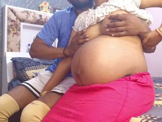Unge pregnent pinki bhabhi gives juicy blowjob og devar sæd i munn: gravid porno