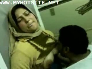 Arab casalinga scopata da giovane stallone