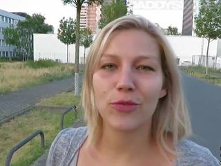 En fin blondin masturberar nära fönstret En fin blondin masturberar nära fönstret