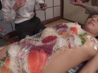 Negocios men comer sushi fuera de un desnudo girl& 039 s cuerpo | xhamster