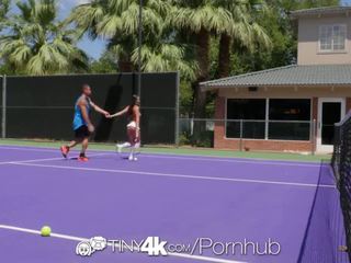 Tiny4k - tennis studenten lily adams är körd av henne instructor