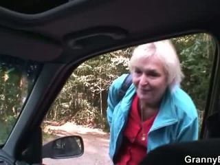 Senelė bet: blondinė senelė pakliuvom iki jaunas driver