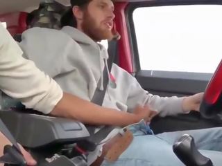 Two gorące men masturbacja w the samochód