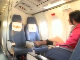 Seksowne stewardessa ssanie kutas przed cunnilingus