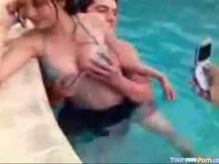 Üleannetu beib gets banged sisse the bassein