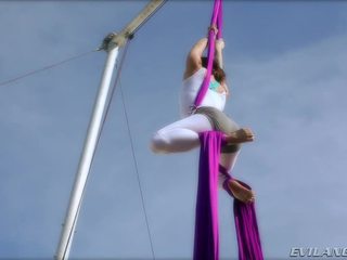 Belladonna keeps seba v tvar doing aerial hodvábne routines