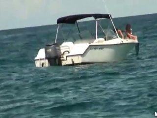 Two kanak-kanak perempuan pada yang kapal layar spied pada dan banged